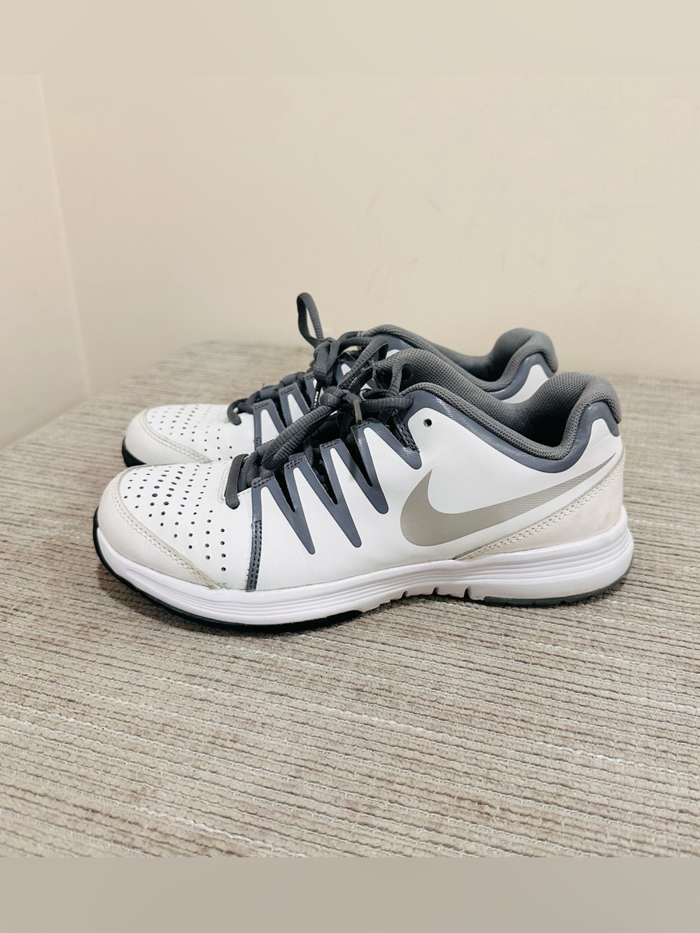 Nike WMNS Vapor Court Tennis Shoes White Silver Gray 631713-100 Women's Size 7.5